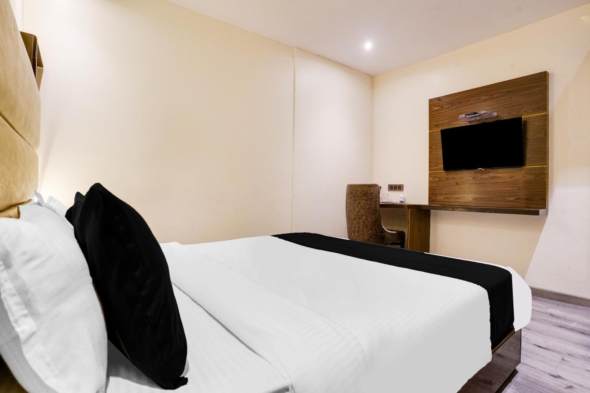 Super Collection O Andheri Near Western Express Highway مومباي المظهر الخارجي الصورة